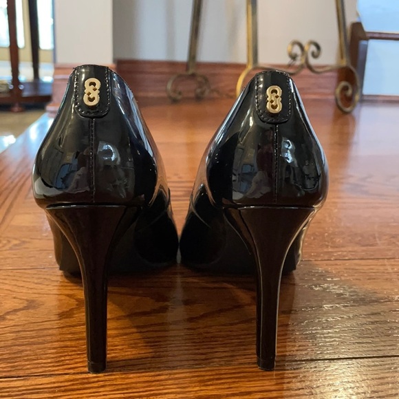 COLE HAAN BLACK PATENT LEATHER PEEP TOE HEELED PUMP. Size 6 - Picture 3 of 13